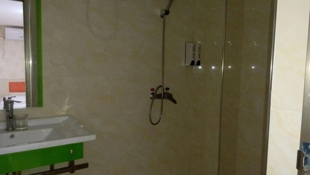 Jiayuan Business Hotel (Wuhan University of Science and Technology Huangjiahu Campus )