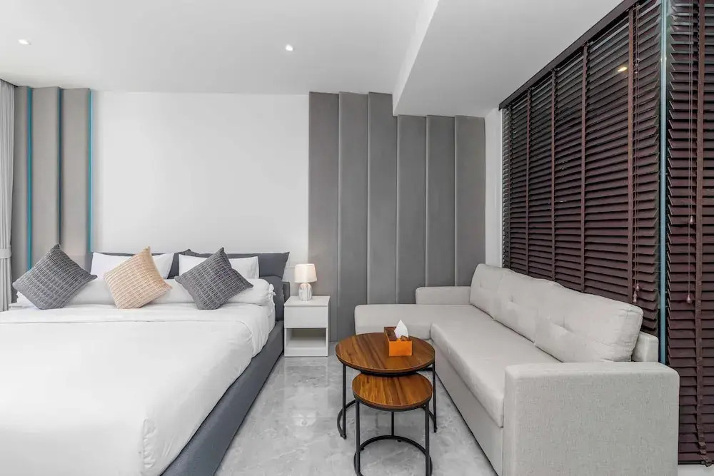 1BR w Pool Gym near Nai Harn C266