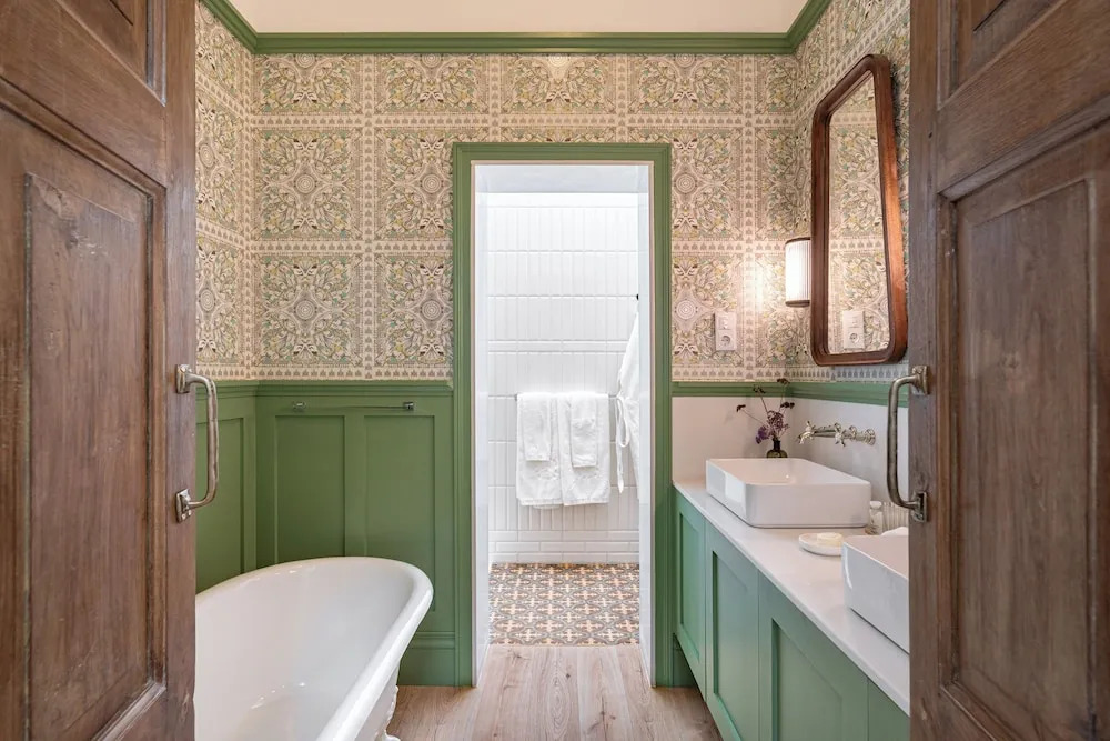 The Green House by Santiago de Alfama