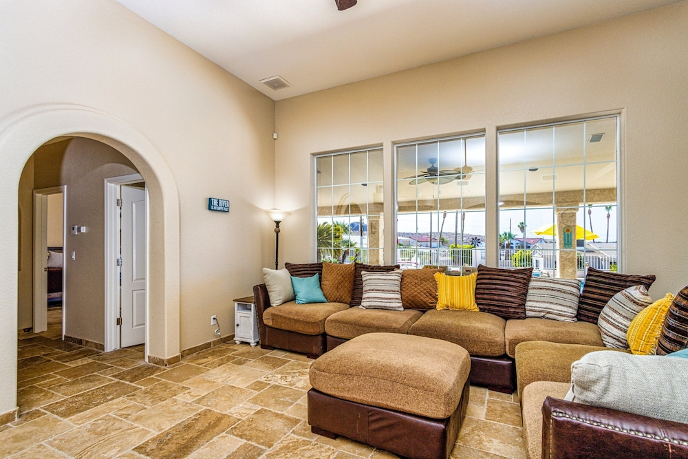 Tropic Paradise 3 bed + 3 Bath Pool Home