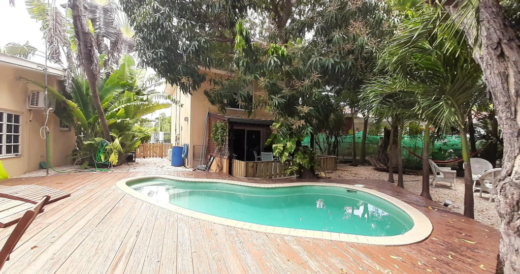 Appartement met zwembad en prachtige tuin