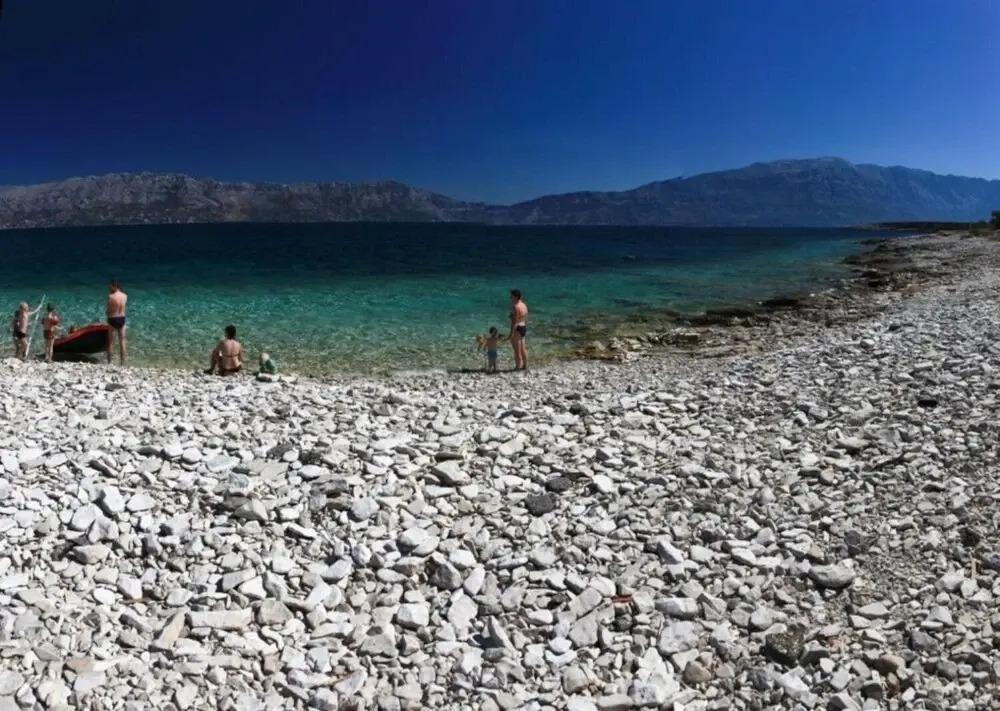 Ennio - 100m From the Beach - A2 Zeleni
