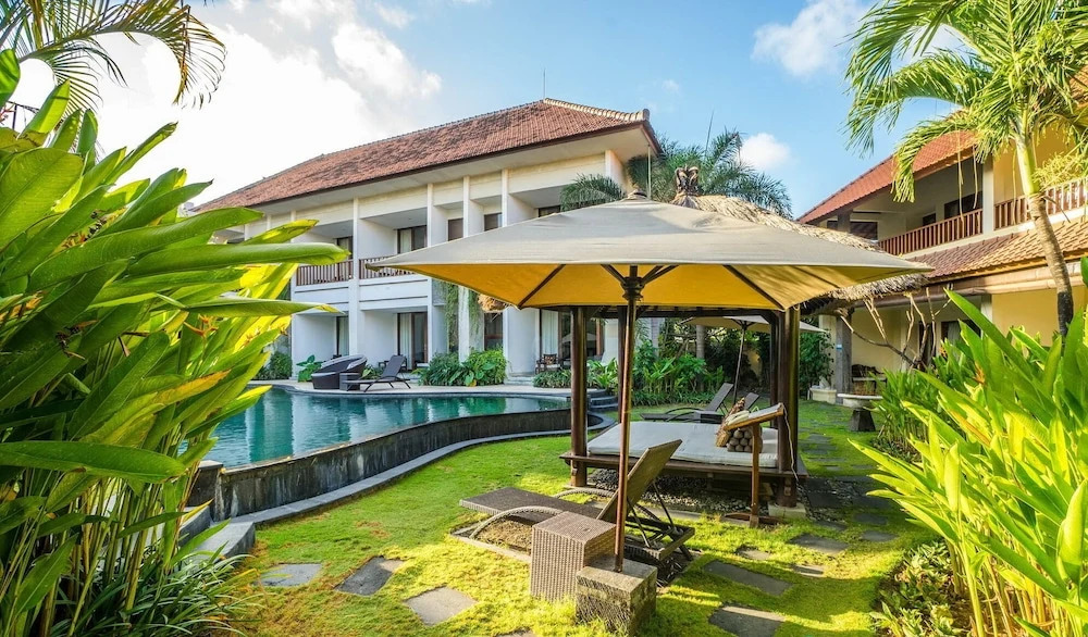 16 bedroom villa river side Legian