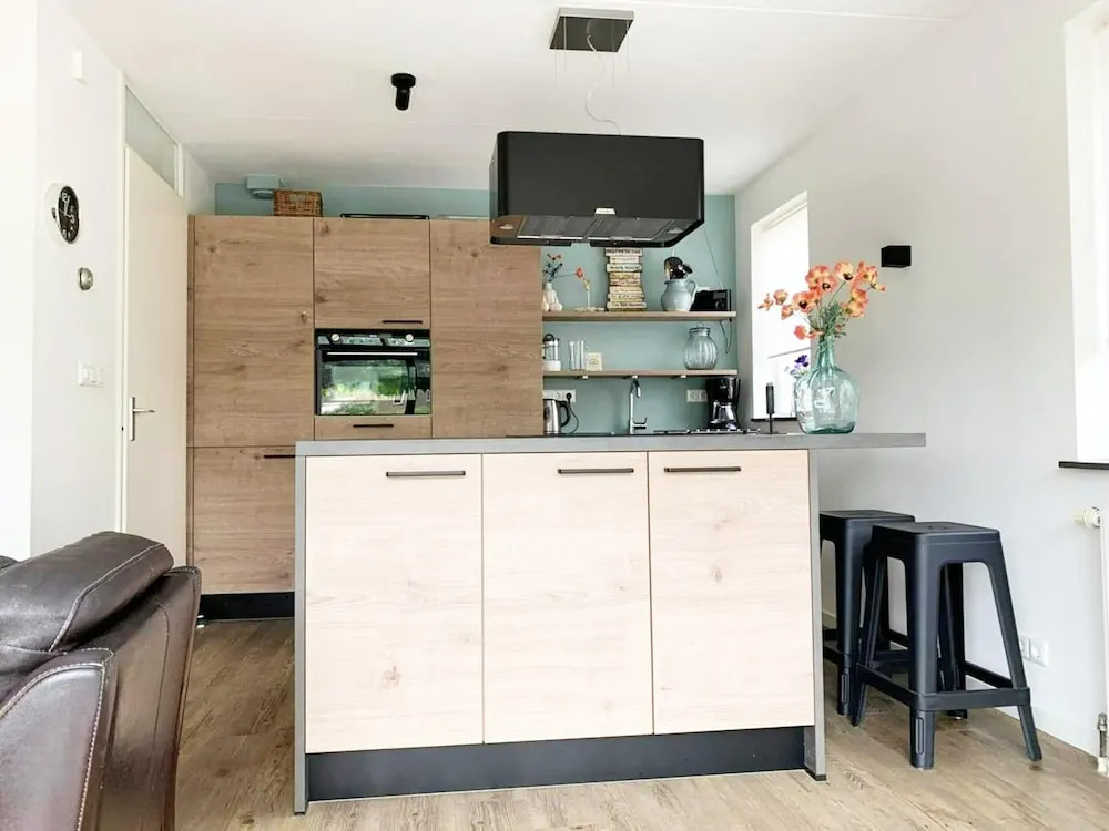 Spacious Bungalow Near Water