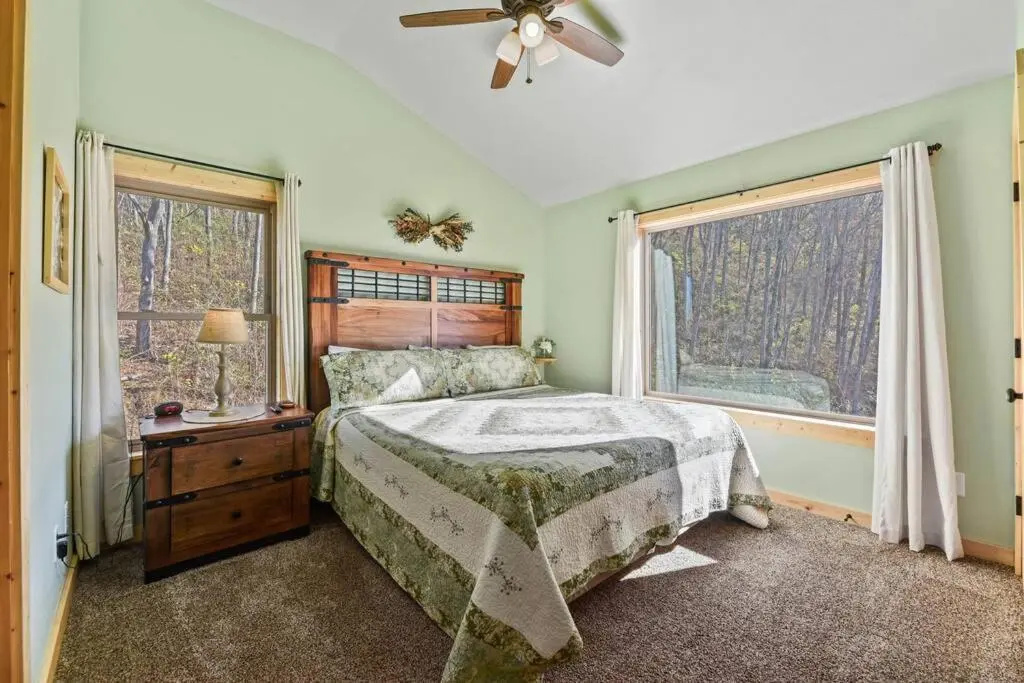 Walnut Ridge Cabin. Sleeps 7-11! Hot tub, pool table, minutes to downtown Gatlinburg!