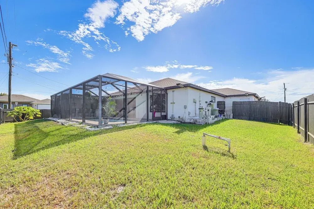 Poolside Oasis & Outdoor Kitchen: Cape Coral Home