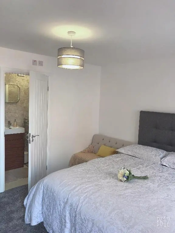Flat 1 Modern studio flat with free parking, Netflix and private entrance