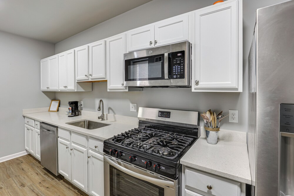 Pet-friendly 3BR Rowhouse: Walk to Patterson Park!