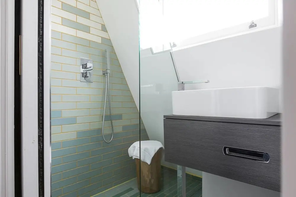 Designer two BR Apartment In Angel With Huge Terrace