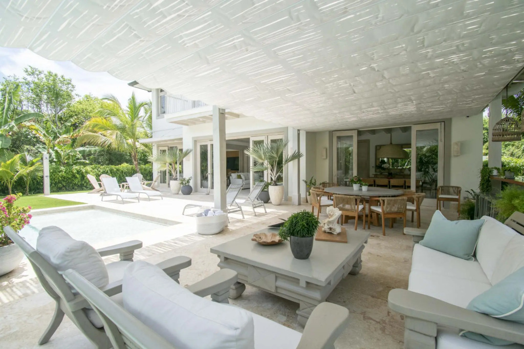 Stylish Fully-staffed Villa Near Beach and Lagoons in Exclusive Golf Resort