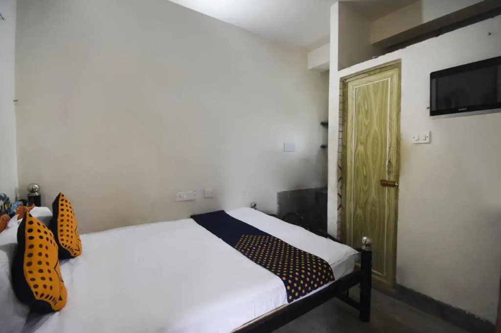 H B Guest House by OYO Rooms