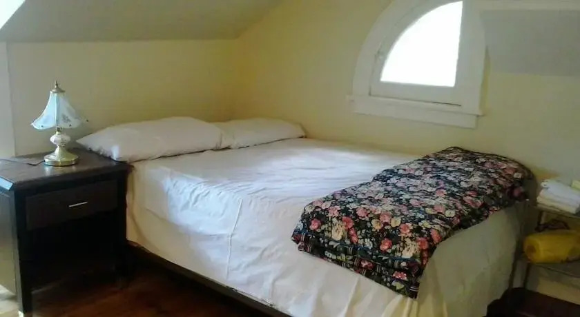 Port Hope Economy Apartments