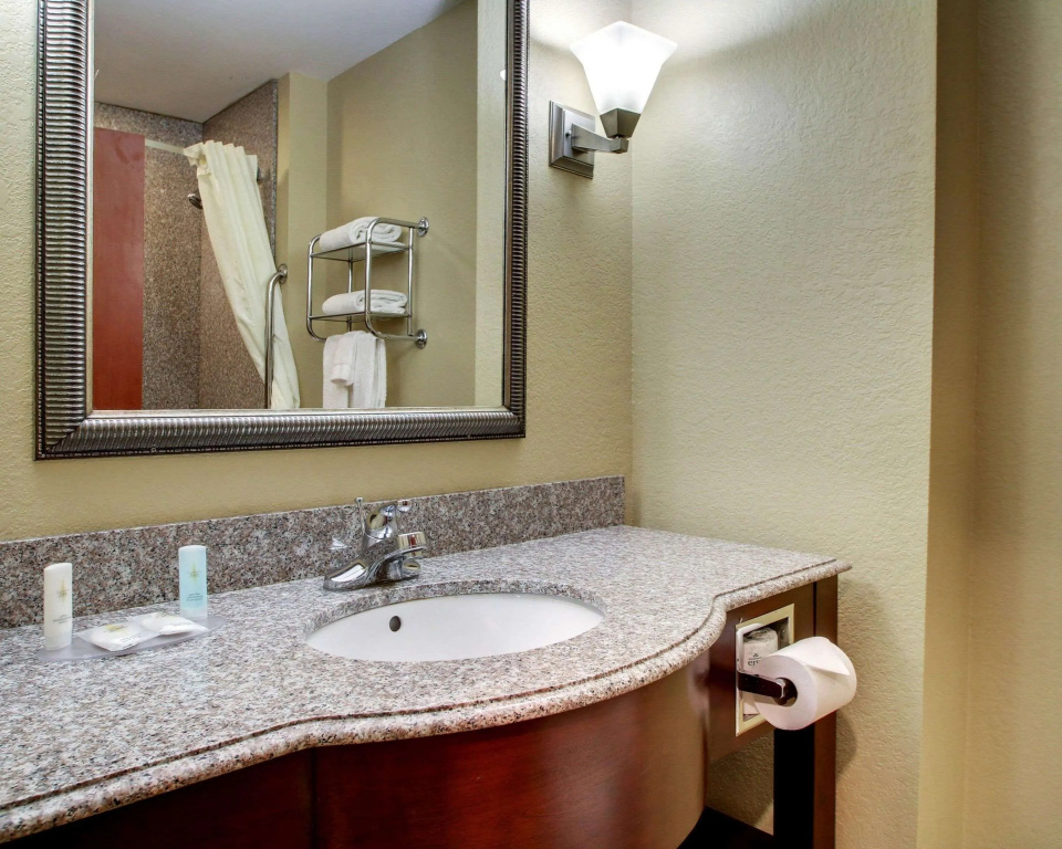 Comfort Inn & Suites Clinton - Jackson West