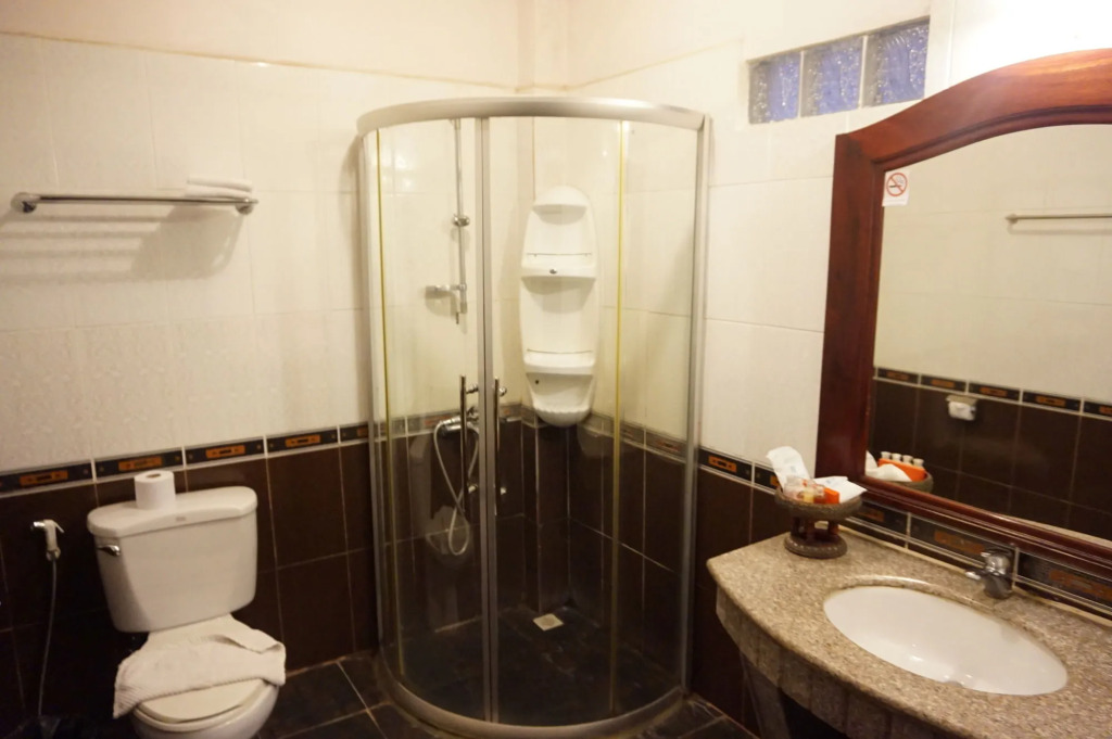 E-Outfitting Vang Thong Hotel
