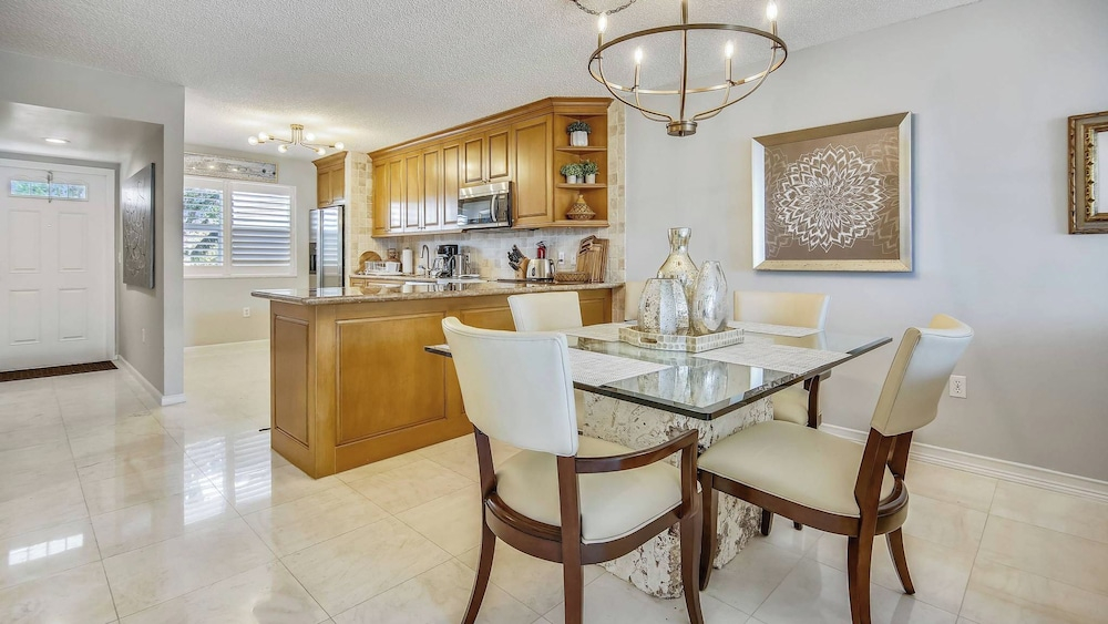 Dune Wind South by Avantstay Communal Pool & Hot Tub Gated Community Close to Smathers Beach Month Long Stays Only