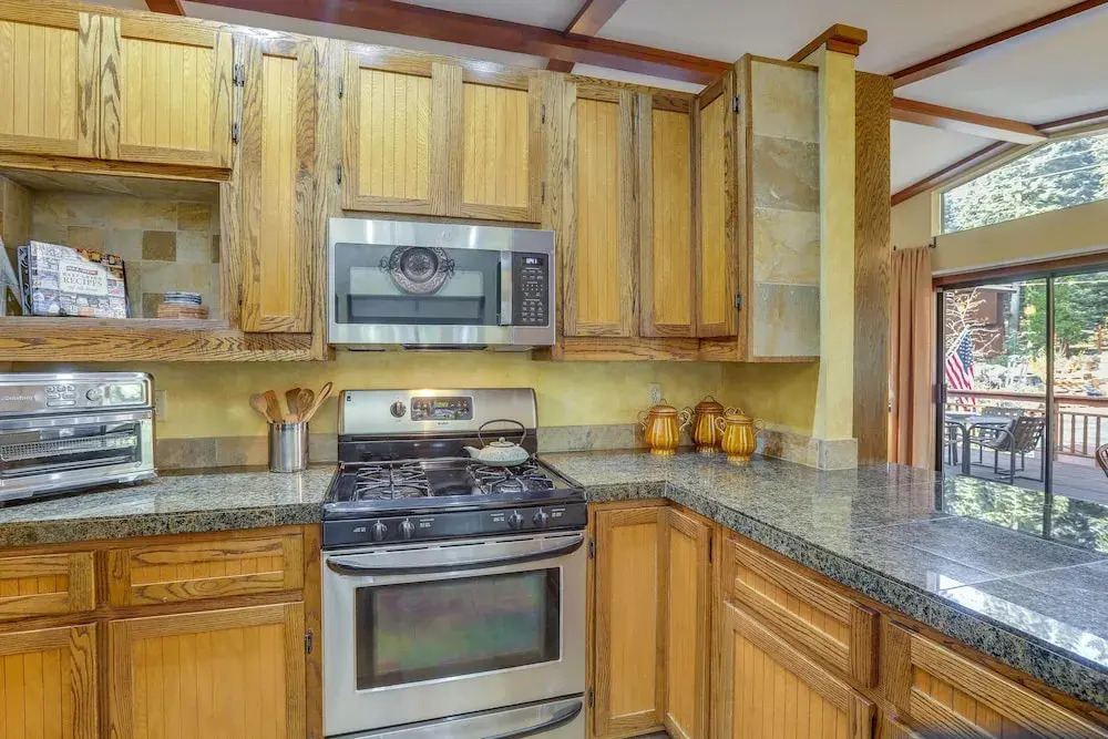 Spacious Tahoe Vista Cabin: Hot Tub, Walk to Beach