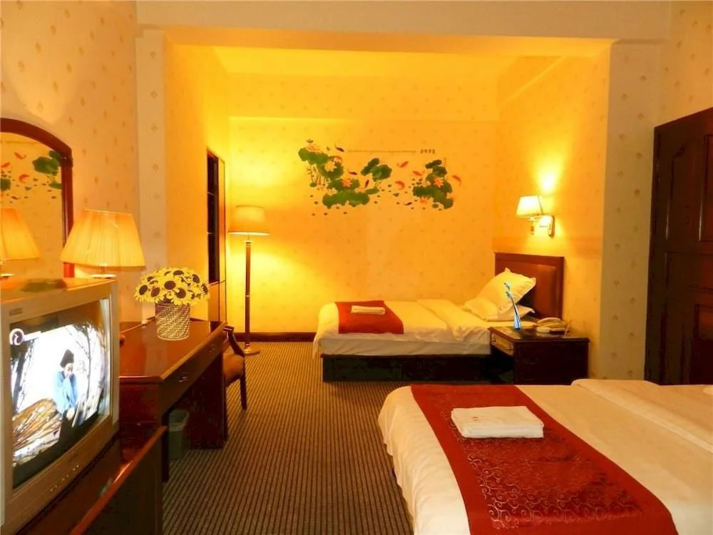 Kunming Jiaoyuan Hotel (Tongde Plaza Baiyun Road Subway Station)