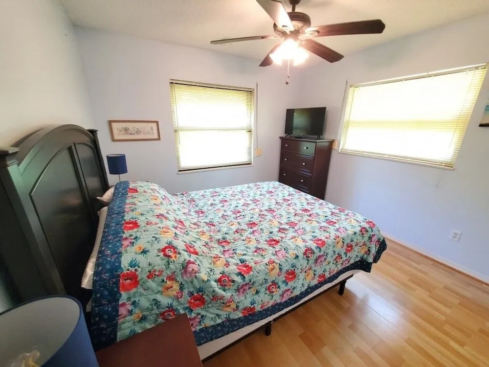 Tiki Beach Queen 3 Bedroom Home by Redawning