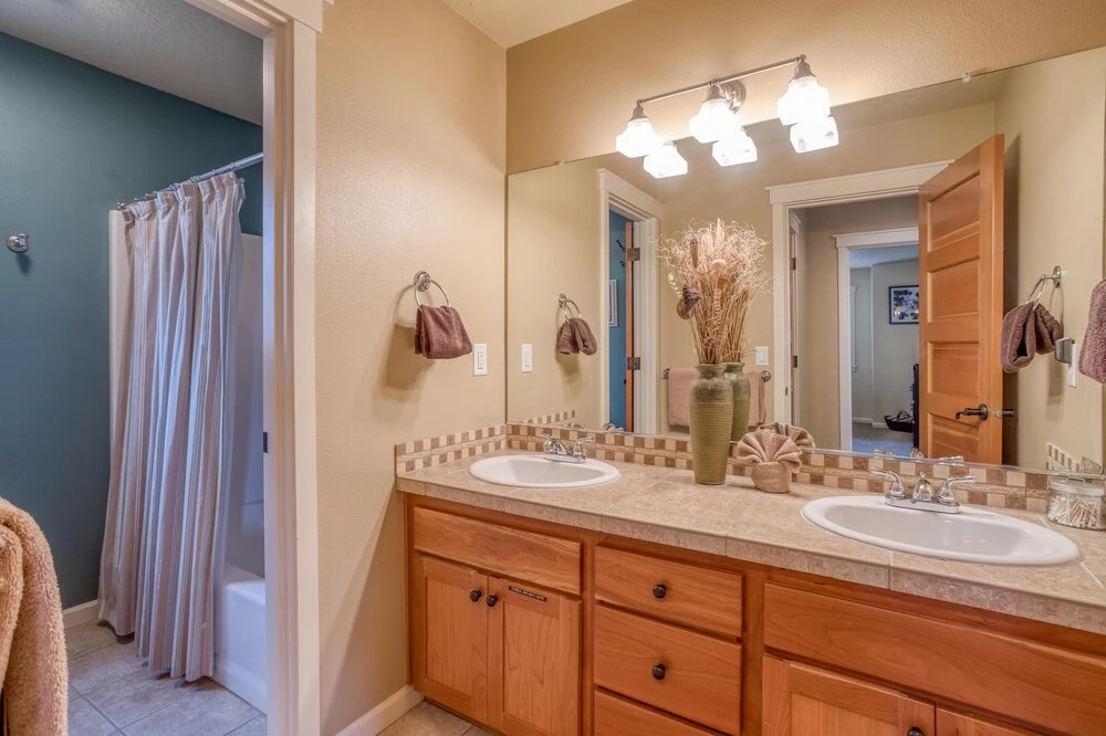 Spacious Outdoor Oasis with Hot Tub and Entertainment - Exquisite Beach Retreat