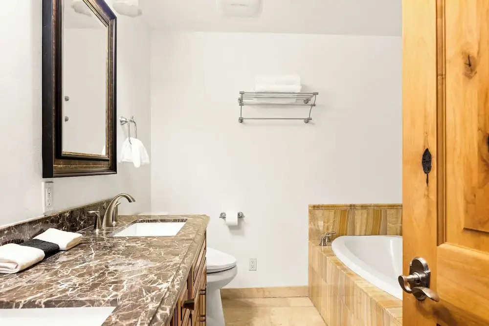 Summit Pine Lodge 4 BDR Minutes From Bear Lake!