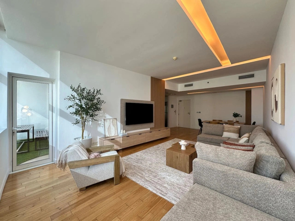 Квартира JBR Beachfront 3BR Sleeps 12 Pool Sea View