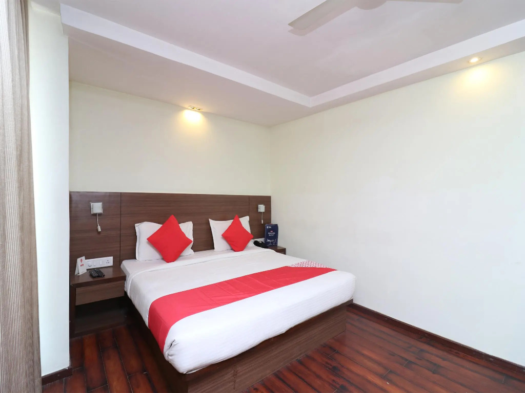 OYO Townhouse 510 Hotel Garnet Inn