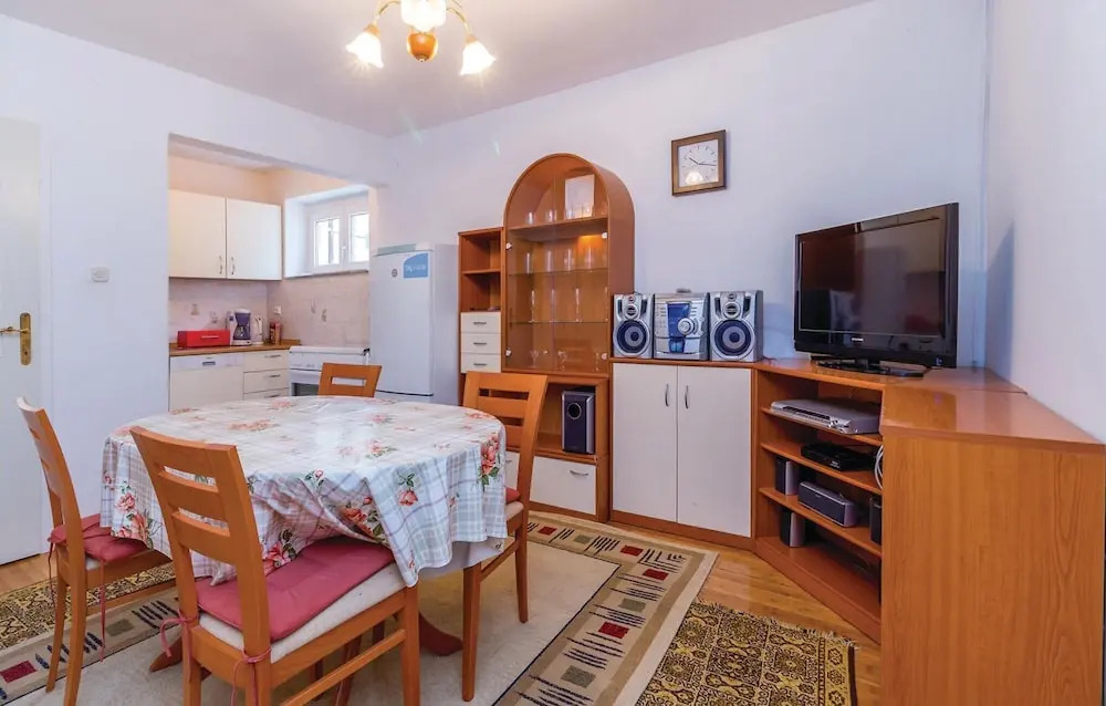 Stunning Home in Knezica With Wifi and 2 Bedrooms