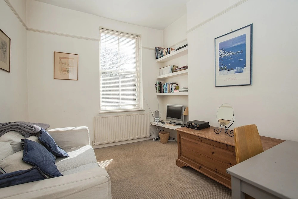 Bright 1 Bedroom Flat in Oval