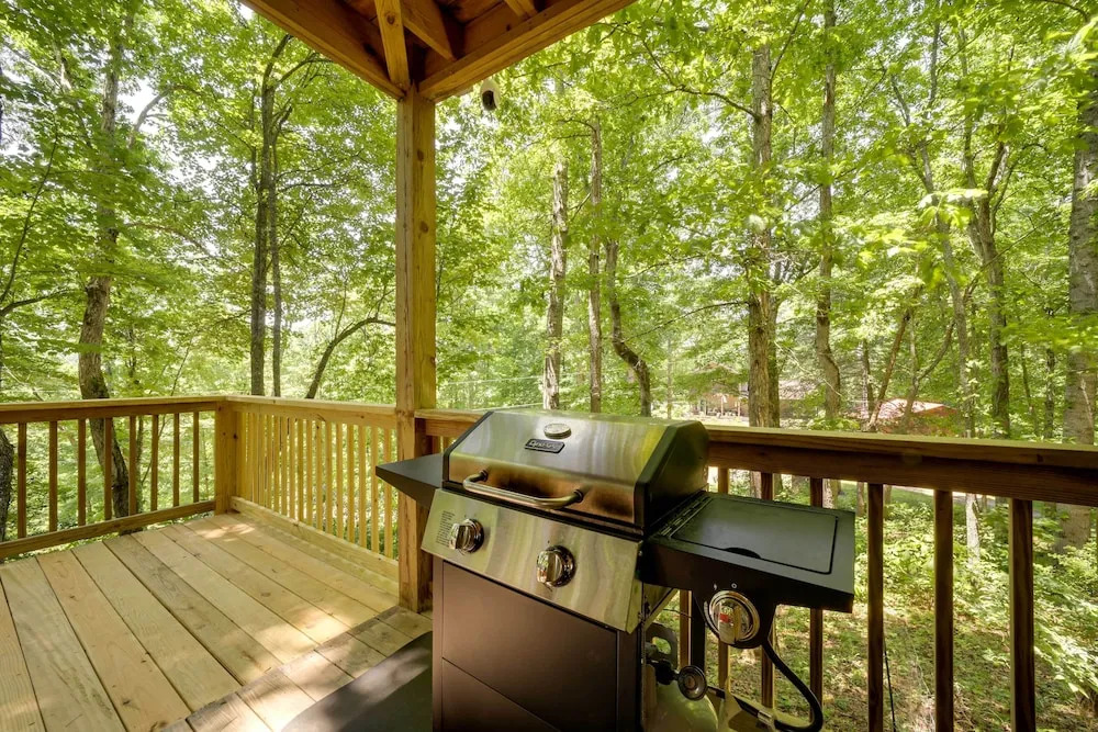 Cozy Whittier Cabin + Yard & Hot Tub, Pets Welcome