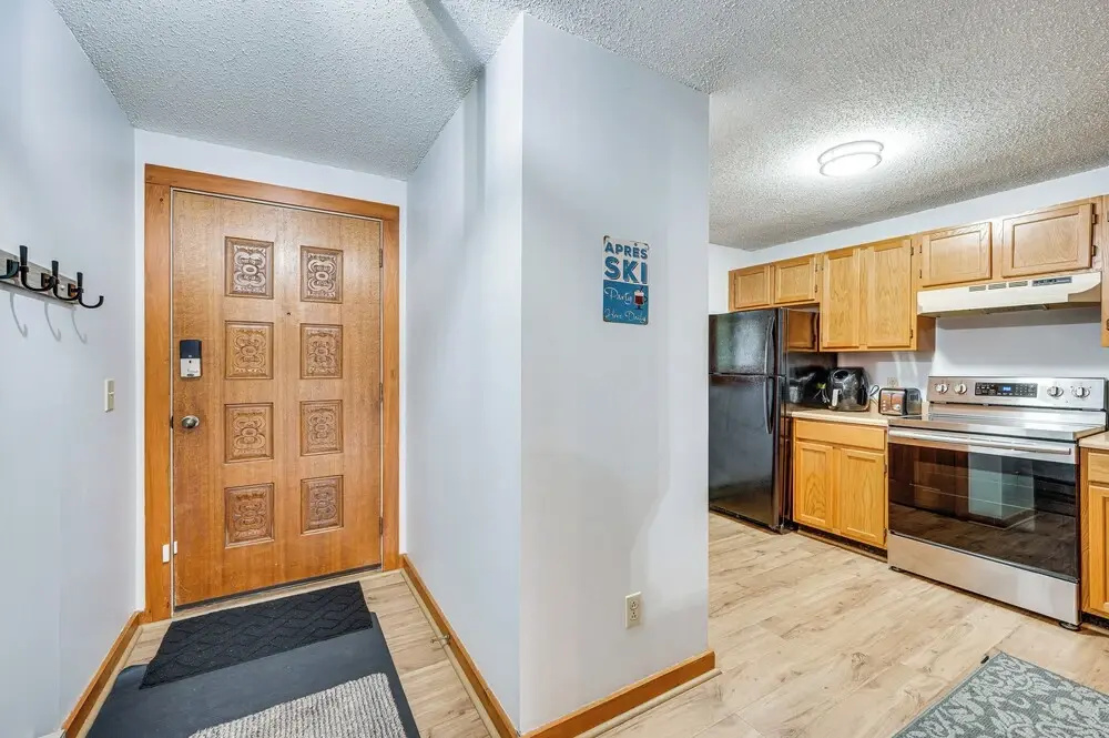 Lincoln Apartment w/ Balcony: 2 Mi to Loon Mtn!