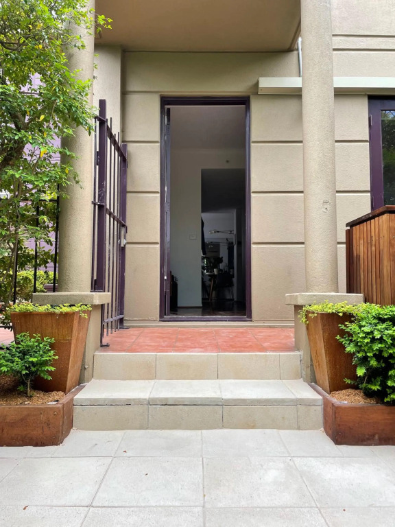 Stylish Townhouse in Melbournes Playground