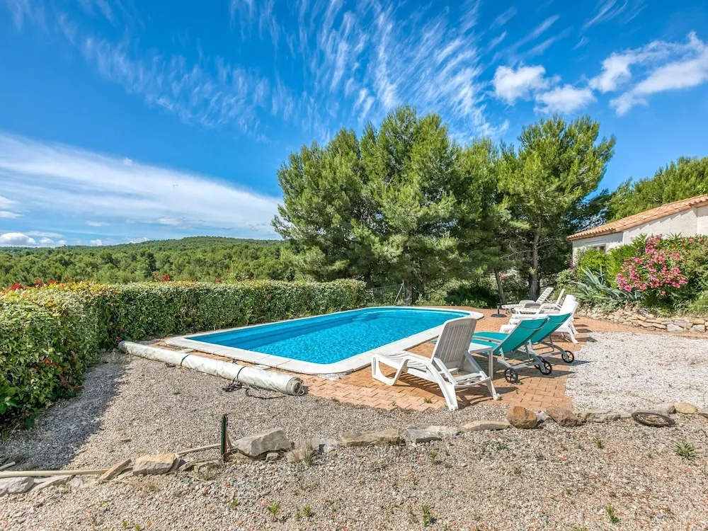 Luxury Villa in Aigne with Swimming Pool