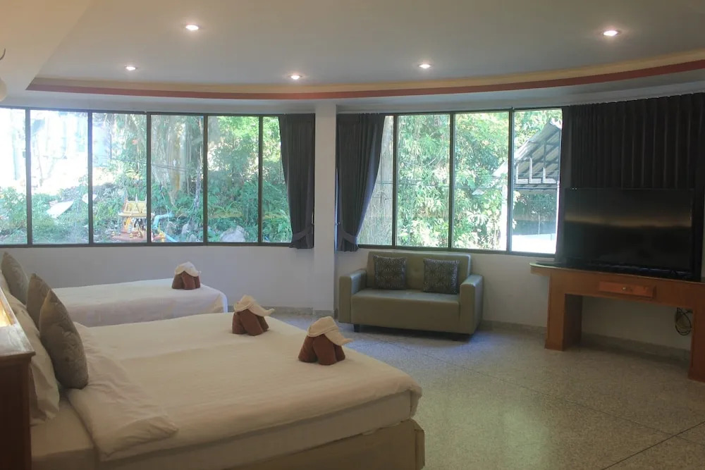 OYO 853 The Grand Koh Chang Hotel