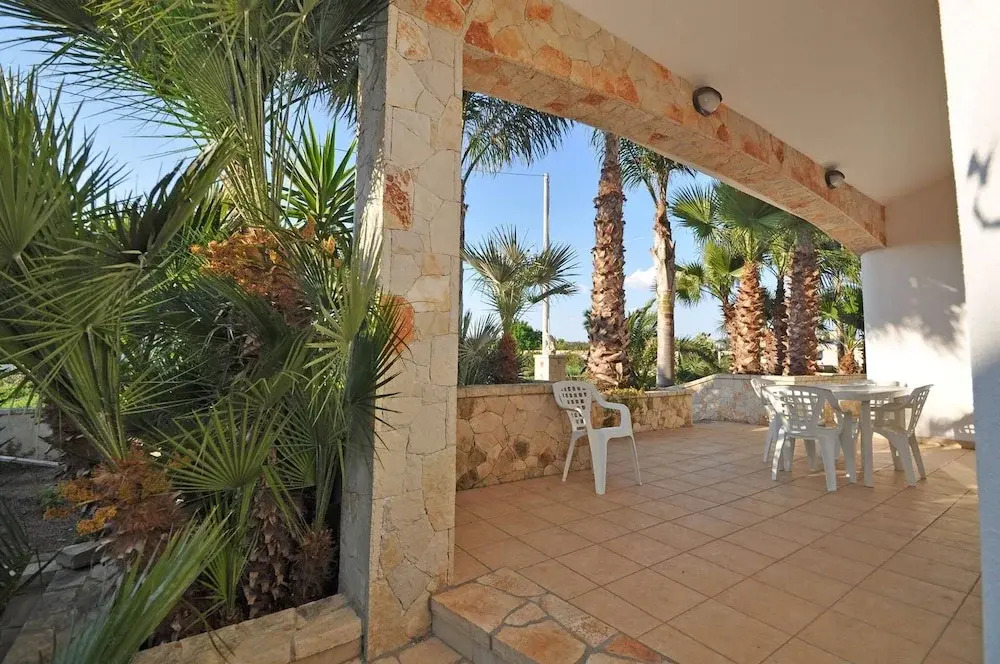 Villa Magnolia 1 Sleeps 8 Close to the sea