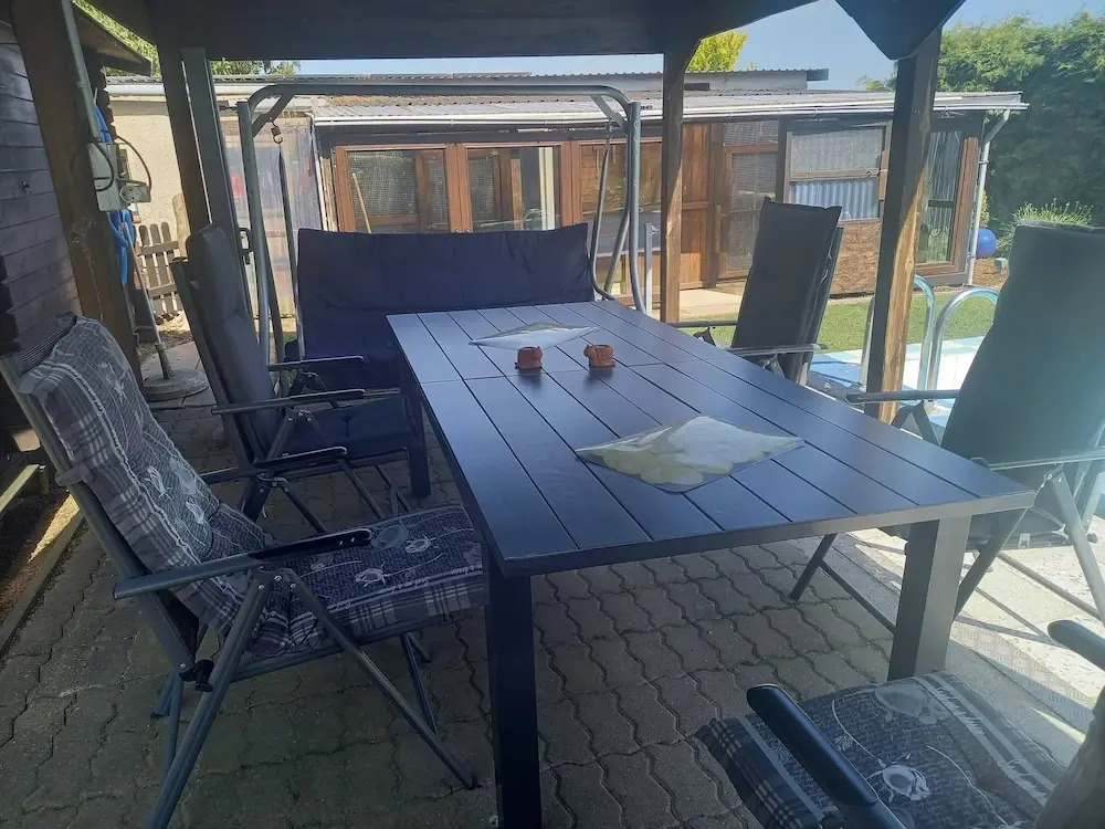 Schone Zweizimmer-ferienwohnung mit Pool im Garten
