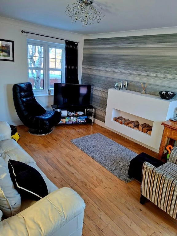 2-br, Sleeps 4 Near Beach w Garden, Parking & Pets