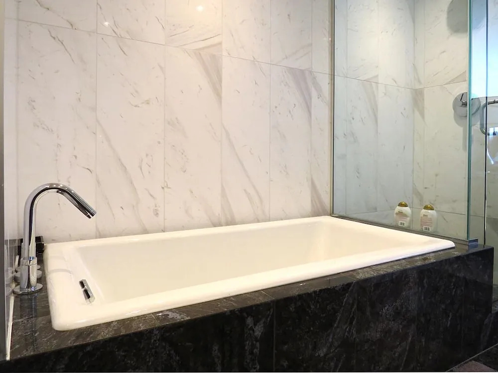 11th Heaven Contemporary Condo Heart of Downtown