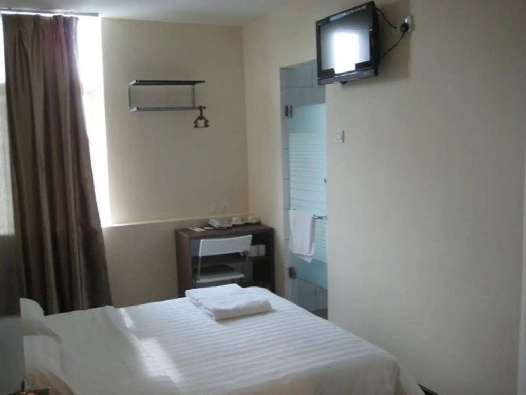 101 Lake View Hotel