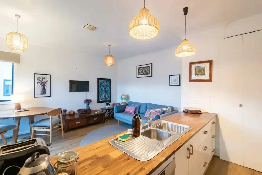Spacious 2 Bedroom Apartment in Brunswick With Patio and Parking