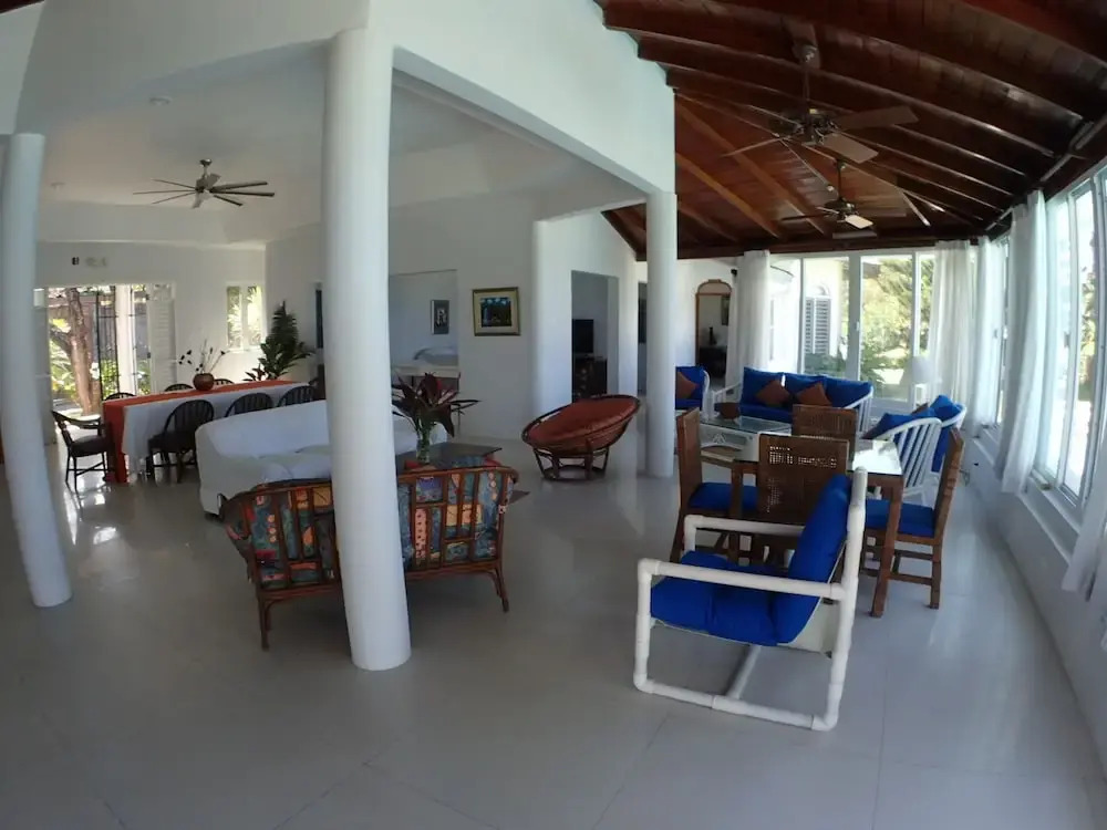 Siesta - Runaway Bay 5BR