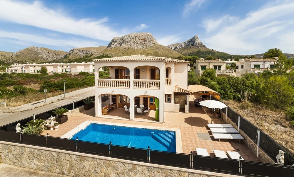 Villa With Pool and sea Views
