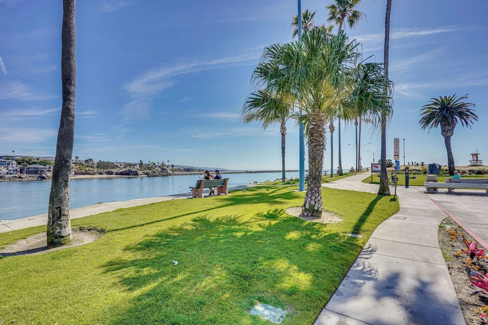Walk to Shore! Luxury Newport Beach Home