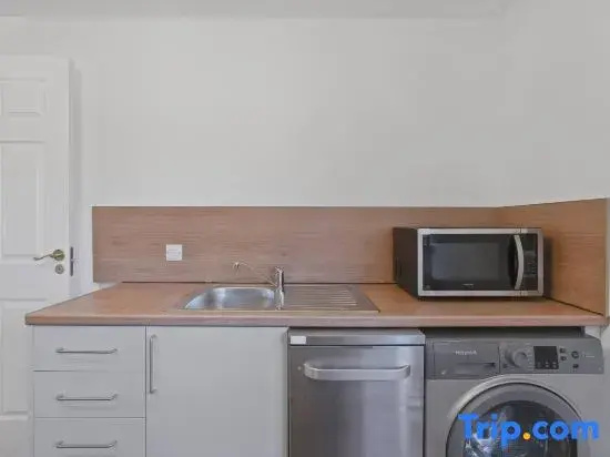 Saughton 2BR | Free Private Parking | Near Tram