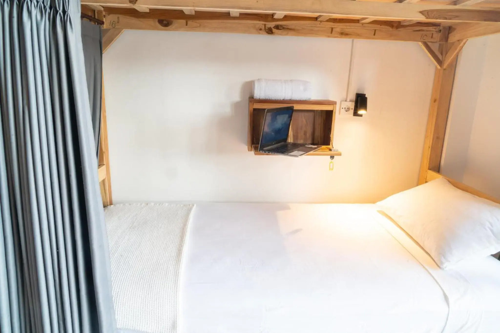 Surf & Party - Hostel Somewhere Else