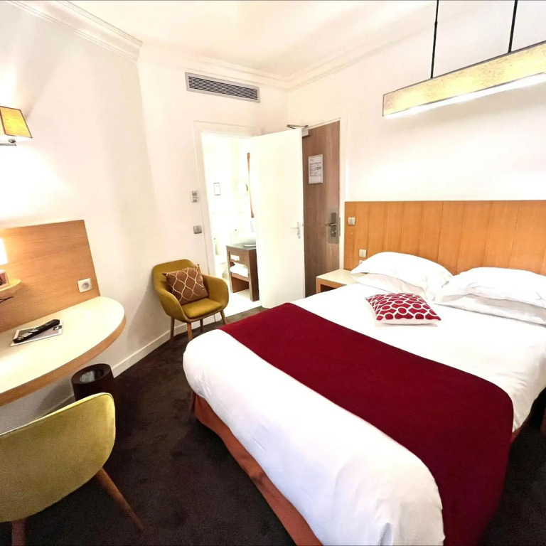 Westside Arc de Triomphe Hotel