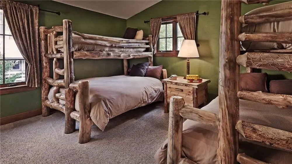 Brown Bear Chalet 4 BedroomHoliday home By Moving Mountains