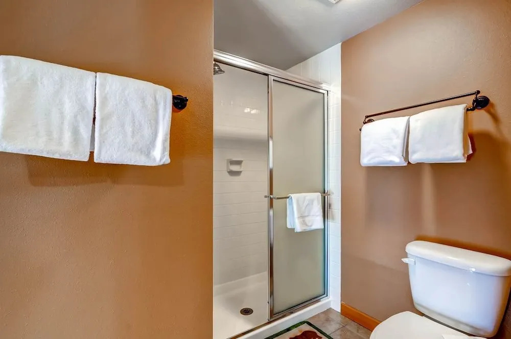 3bdr Condo-master Fireplace, Upgraded Kitchen, Kids Ski Free 3 Bedroom Condo by RedAwning