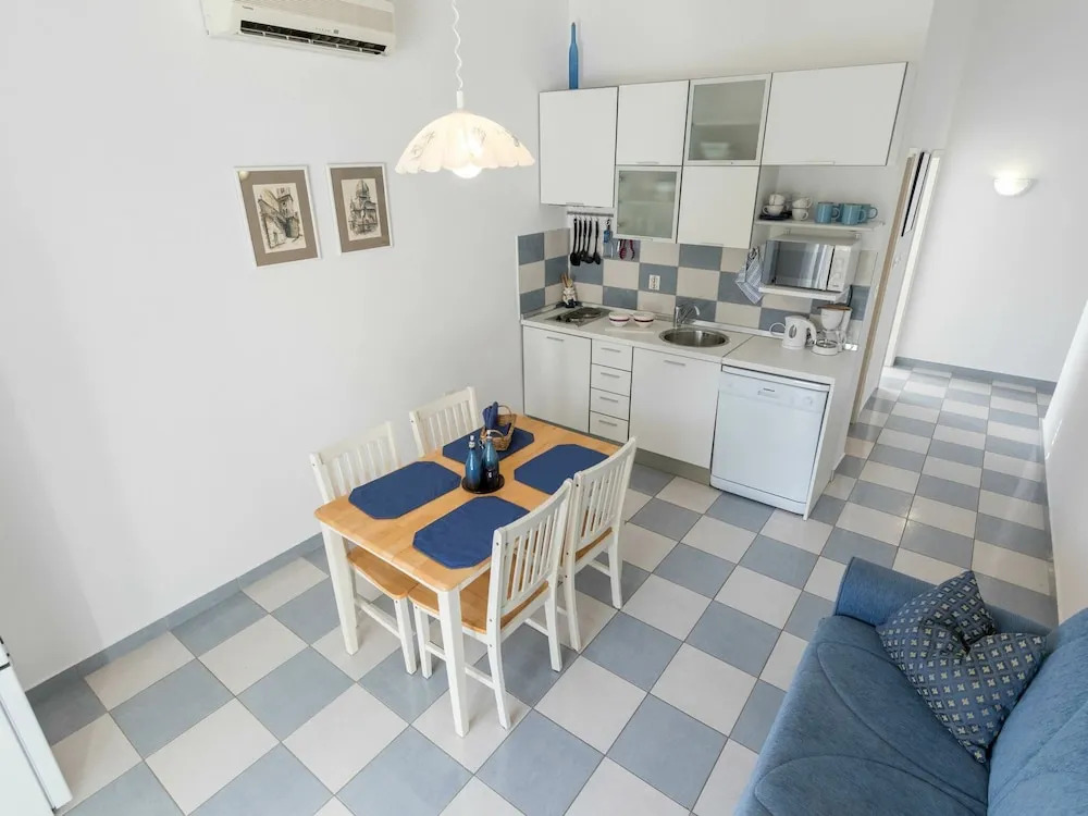 Lovely 4 Bedroom Apartment with Beautiful Garden And Terrace, 50m From the Beach