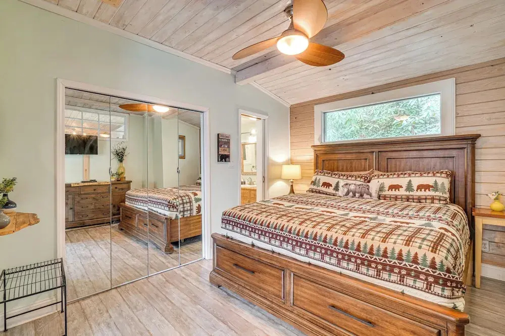 Hot Tub, Trails, Views! Little River Retreat