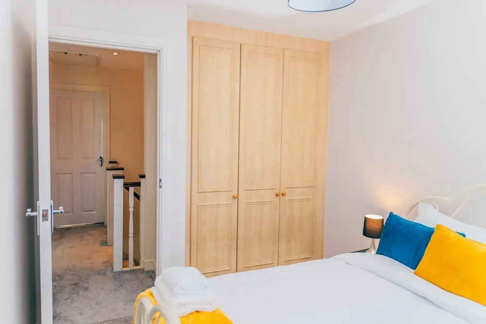 Remarkable 4-bed House in Cardiff